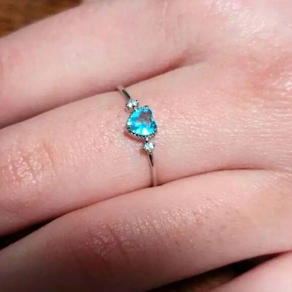 boutique Jewelry - Stunning 925 Sterling silver promise ring sz 6